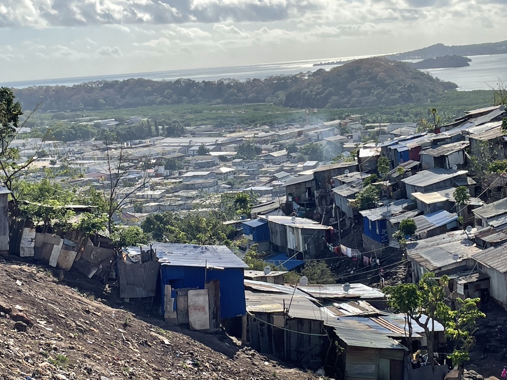 Visite de terrain pour le préfet à Mamoudzou au coeur de l’habitat illégal